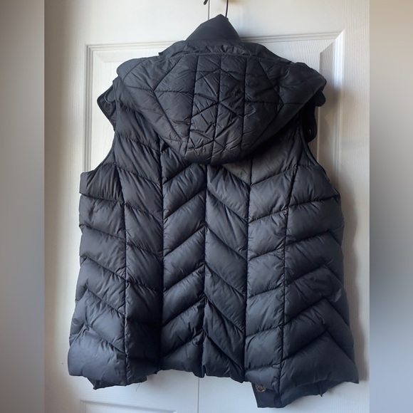 Michael Kors quilted puffer vest with gold-tone hardware - Picture 2 of 8